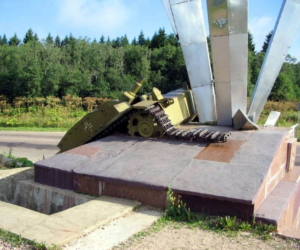 Памятник возведен на 114-м километре трассы Волоколамское шоссе