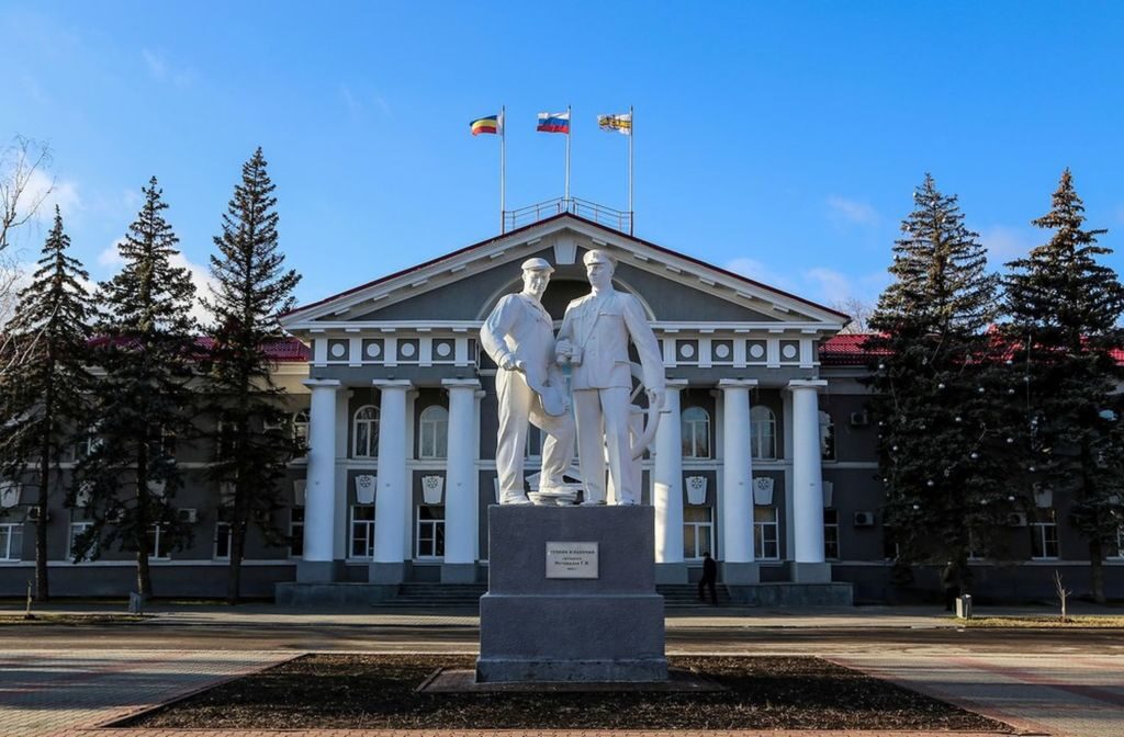 Монумент «Речник и рабочий»