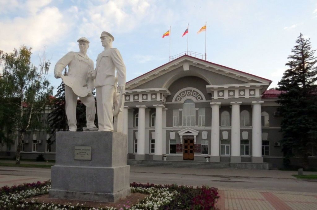 Располагается напротив здания администрации