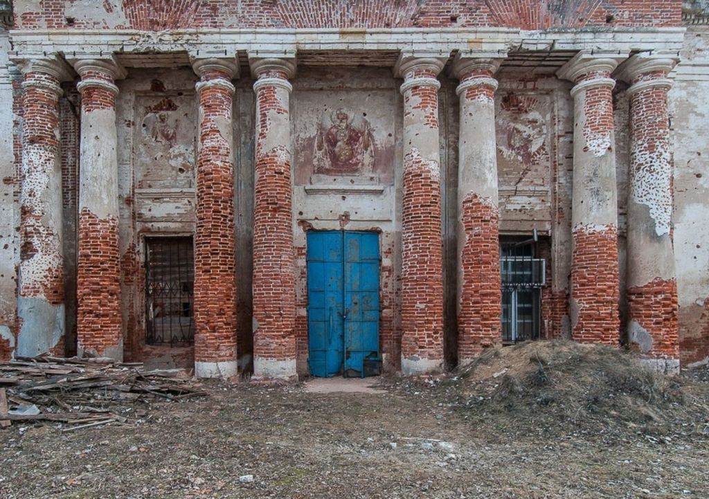 На территории усадьбы располагаются несколько строений и храм