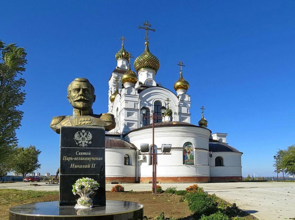 Одна из стен храма украшена мозаичной иконой Пресвятой Троицы