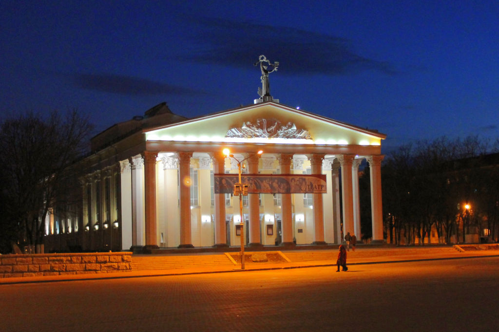 Театр вечером