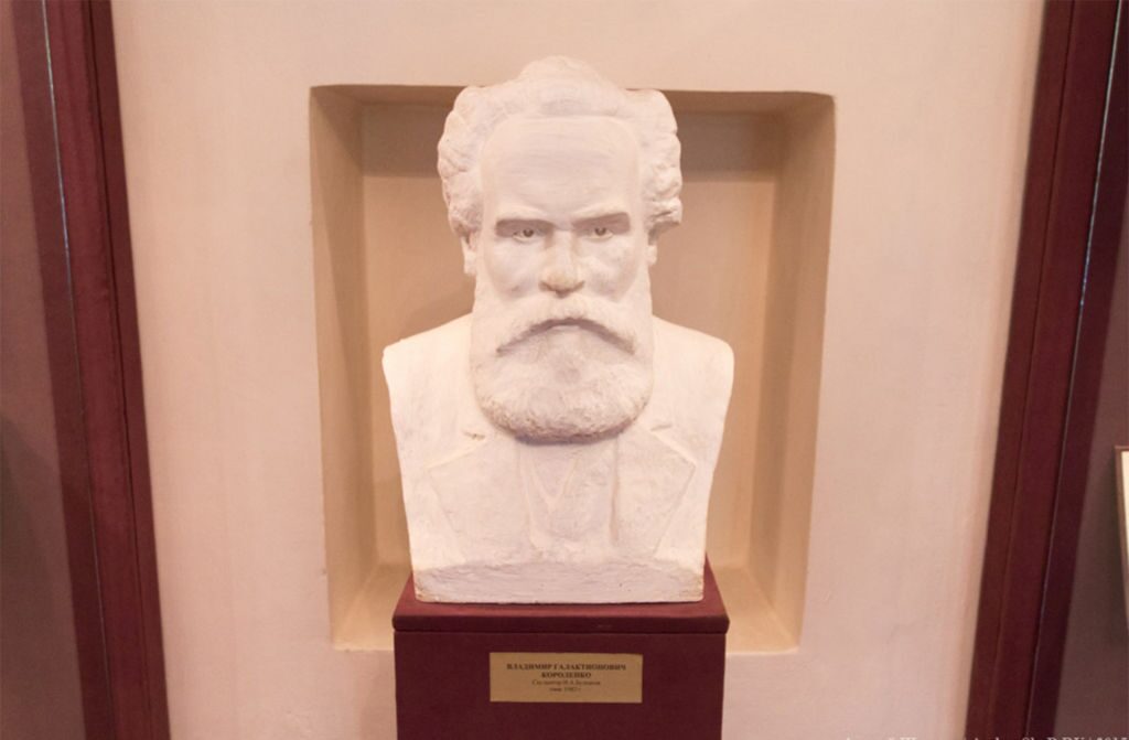Бюст писателя