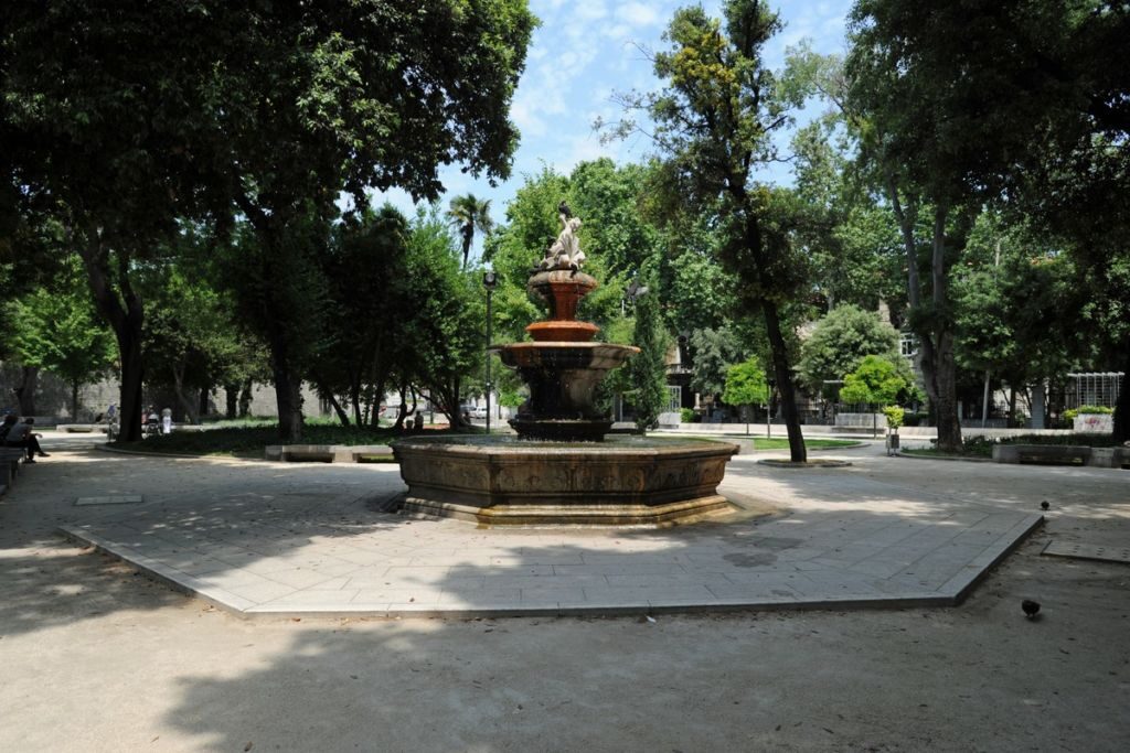 В центральной части парка находится старинный фонтан