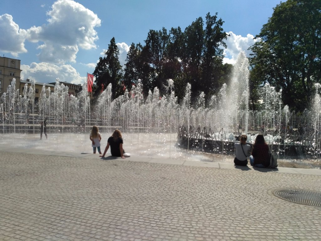 В центре площади располагаются танцующие фонтаны