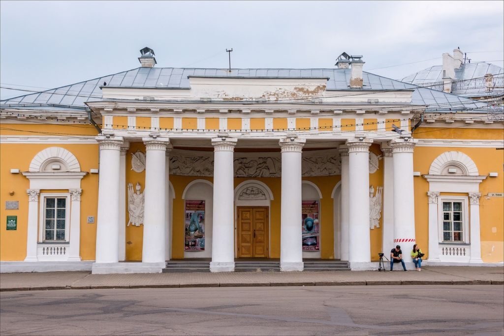 Вид спереди