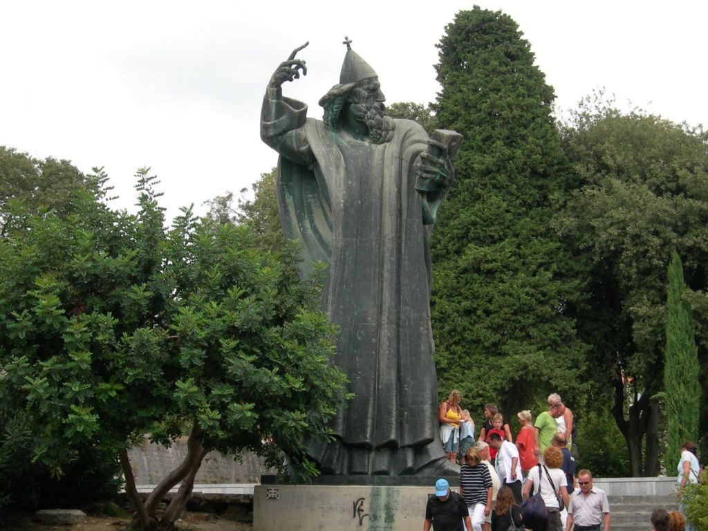 Другие верят, что прикосновения к пальцу приносит здоровье и счастье