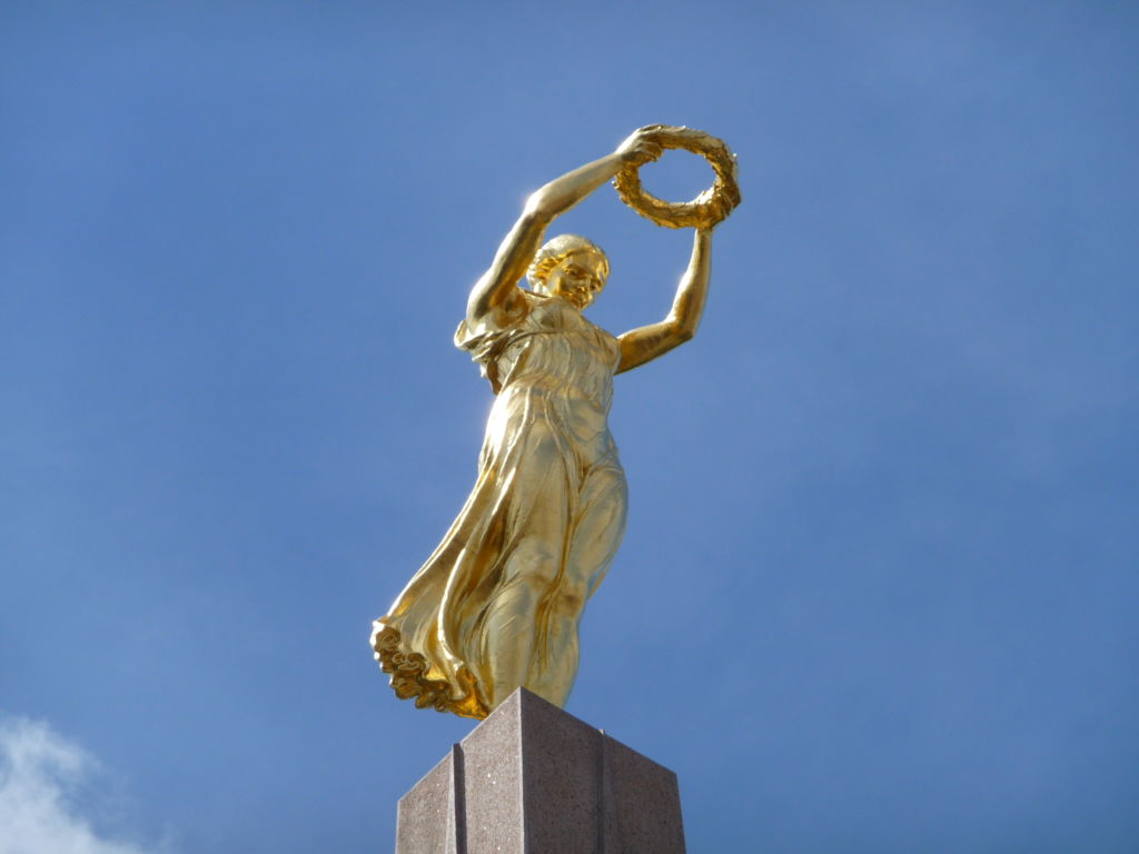 Монумент «Золотая Дама»