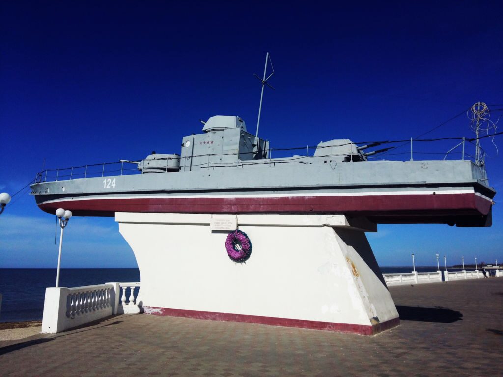 Памятник морякам азовской флотилии