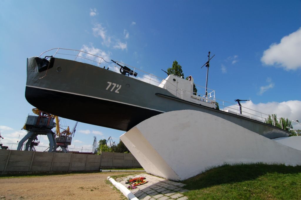 Памятник морякам азовской флотилии