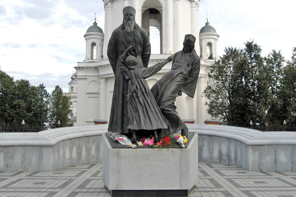 Памятник новомученикам российским