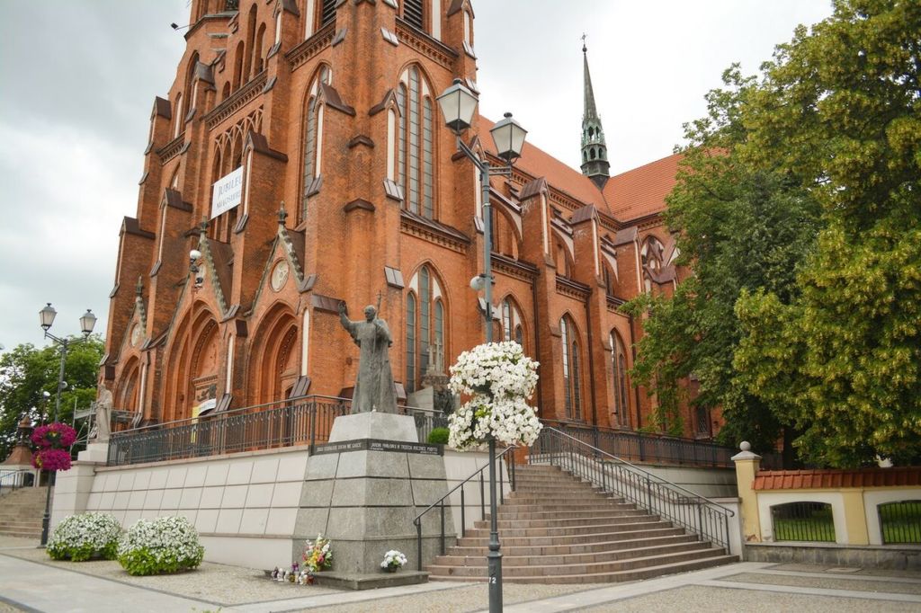Старый Фарный костел отстроен из красного кирпича в стиле поздней готики