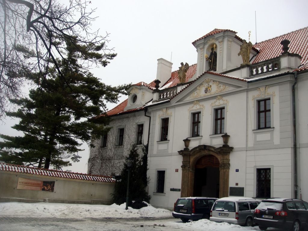 В монастыре проводят службы с приглашением всех желающих