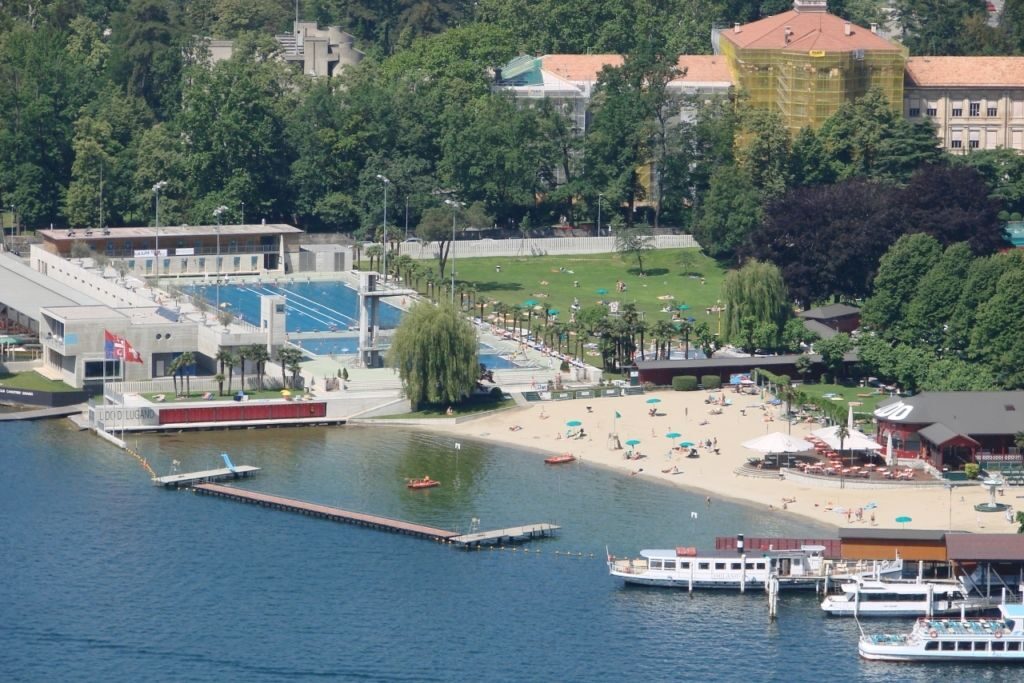 Тут же имеется несколько SPA-центров, предоставляющих услуги массажа, джакузи, бассейнов с подогревом
