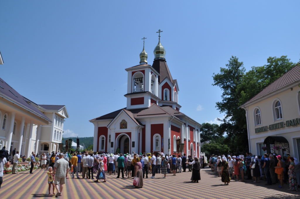 Храм на площади