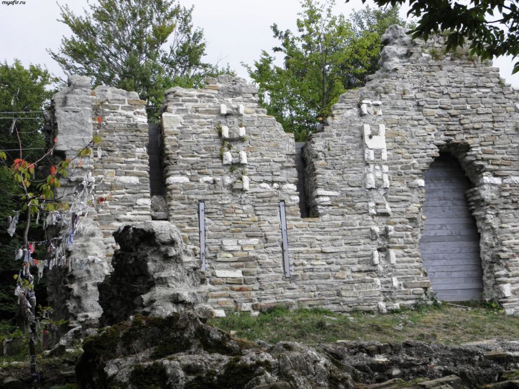 Руины Лооского храма