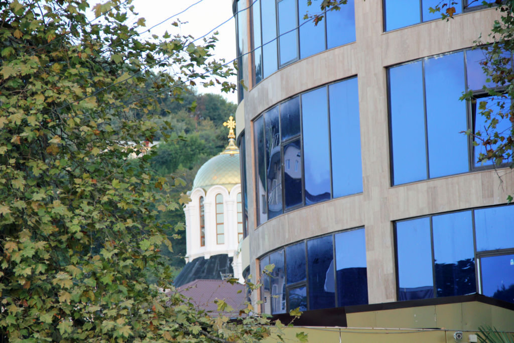 Вблизи