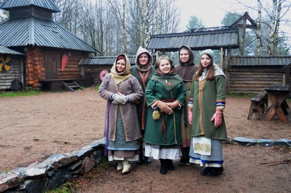 Девушки