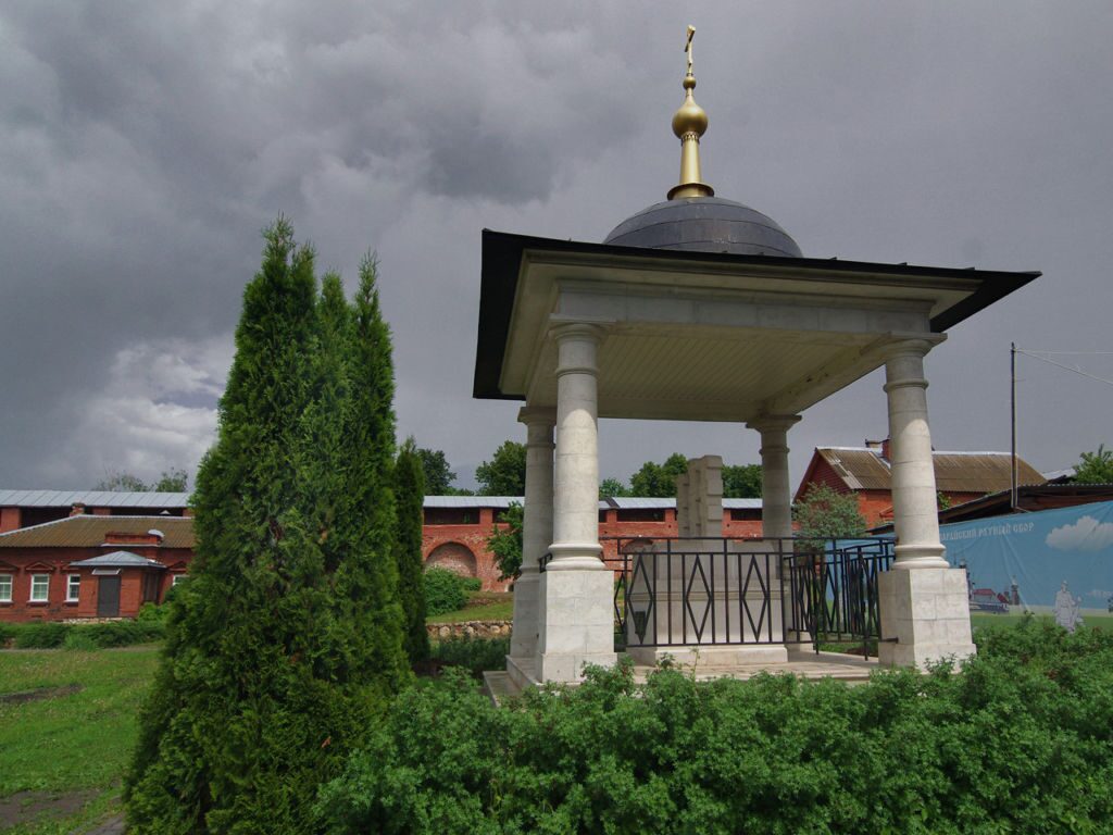 Памятник князю Фёдору, его жене и сыну, погибшим в 1237 году