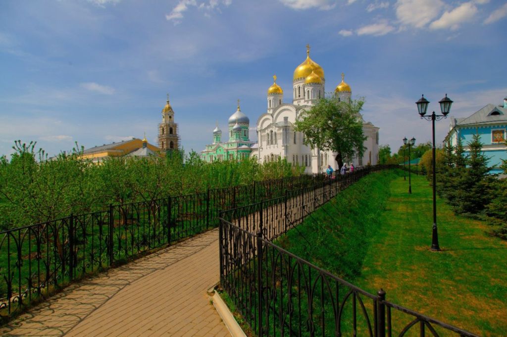К монастырю Серафима Саровского