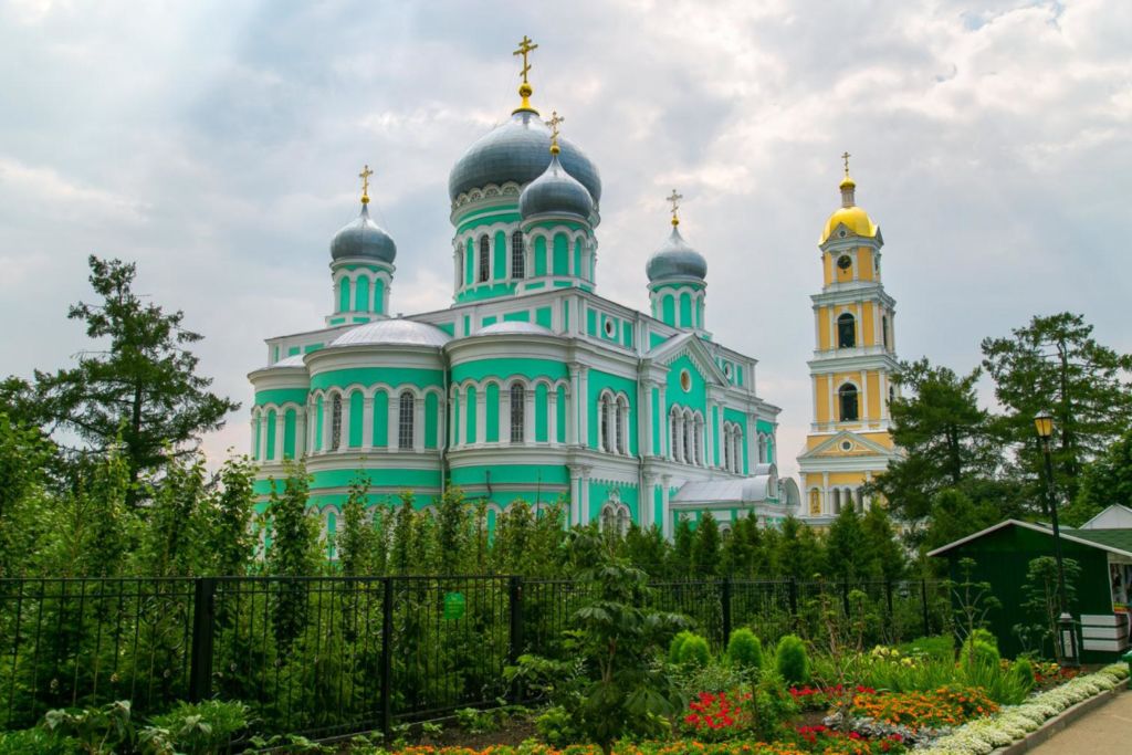 Территория за оградой
