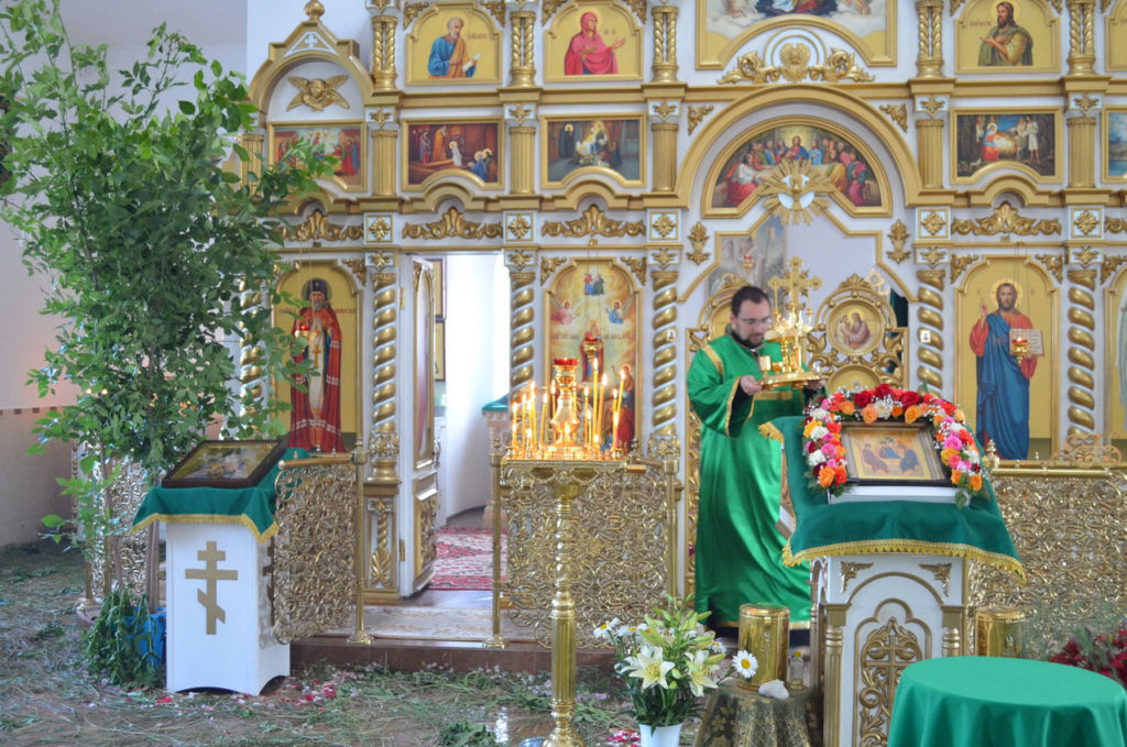Двери храма открыты для посещений во время церковных служб