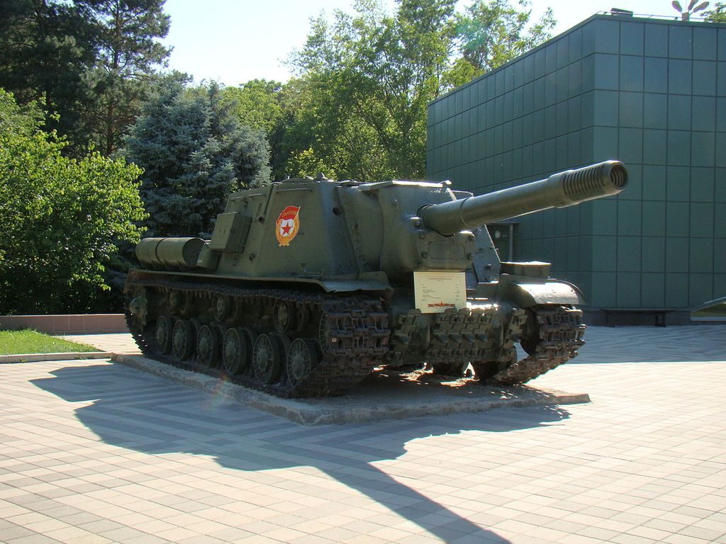 Расположен в Парке культуры и отдыха