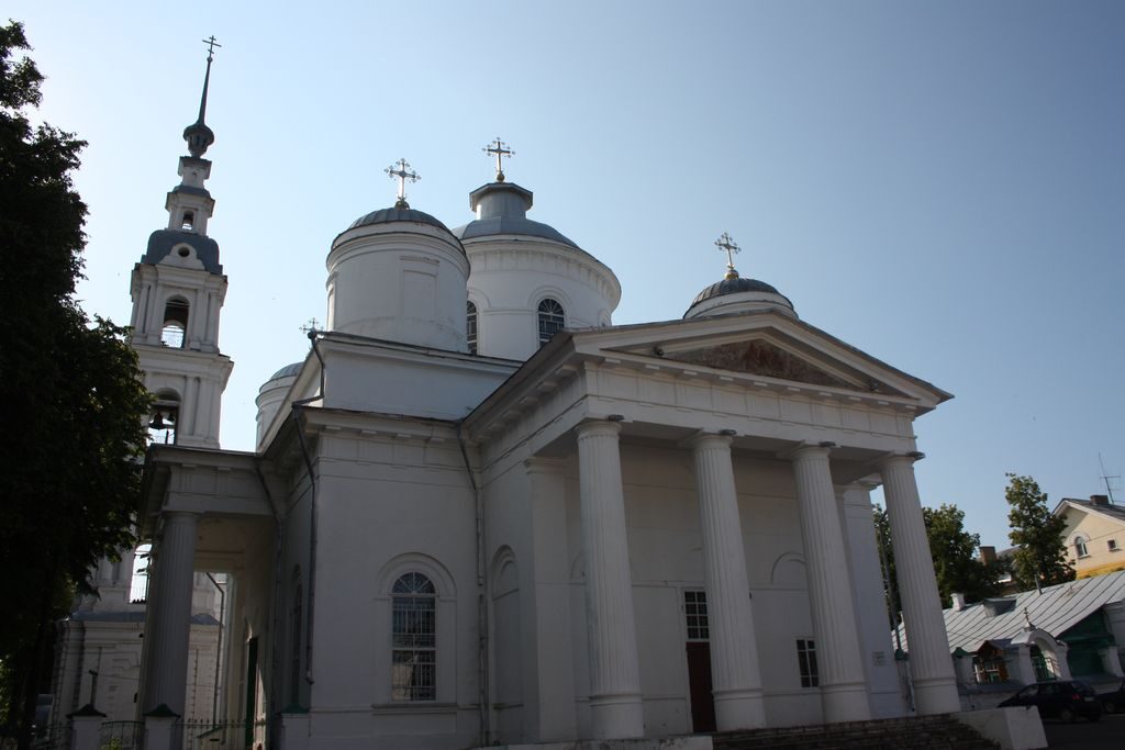 Воздвигнуты в лучших традициях позднего классицизма