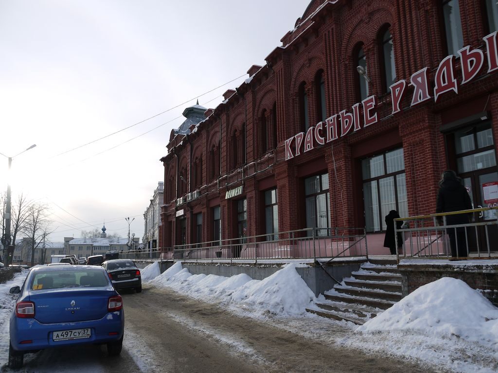 В декоре преобладает романская архитектура