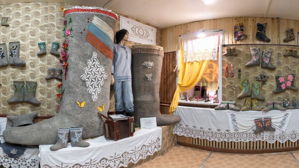 В экспозиции представлены самые большие в мире валенки и самые маленькие