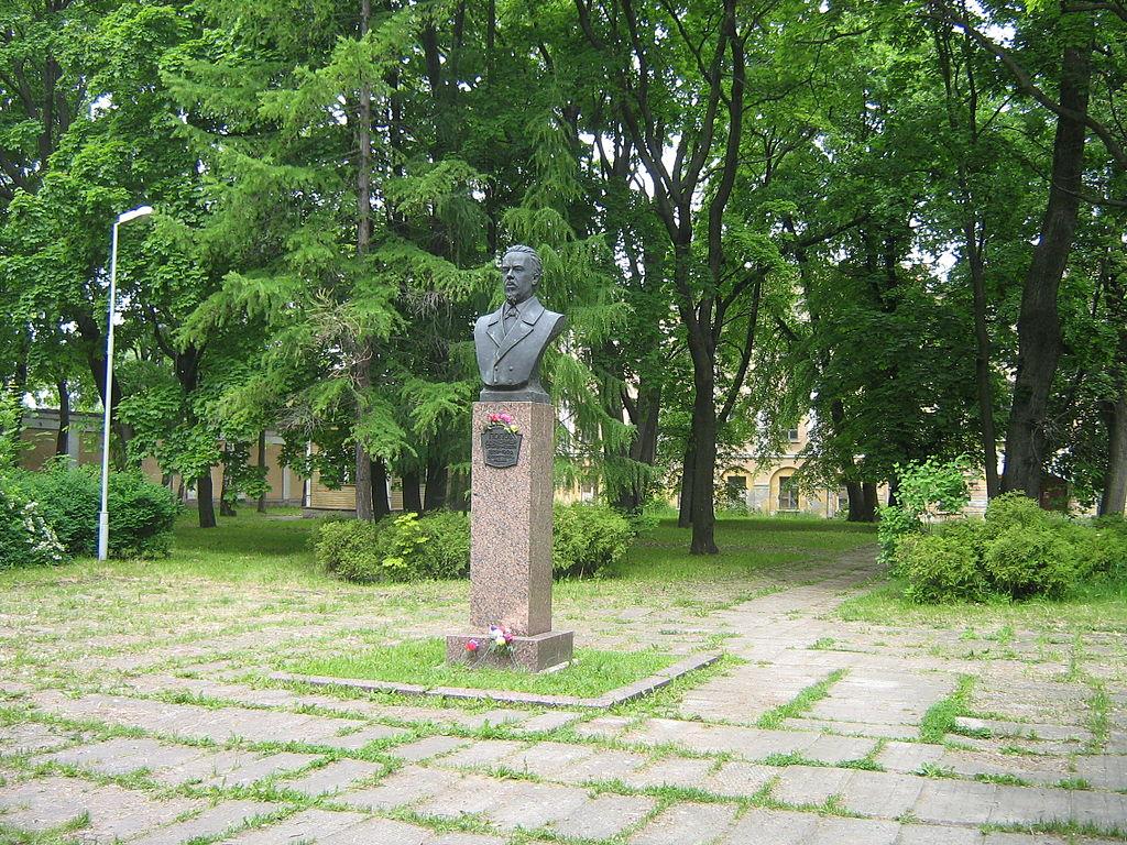 Памятник знаменитому русскому изобретателю