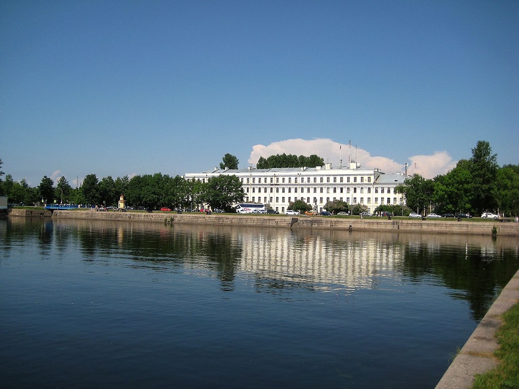 Здание расположено между Обводным и каналом Петровского дока