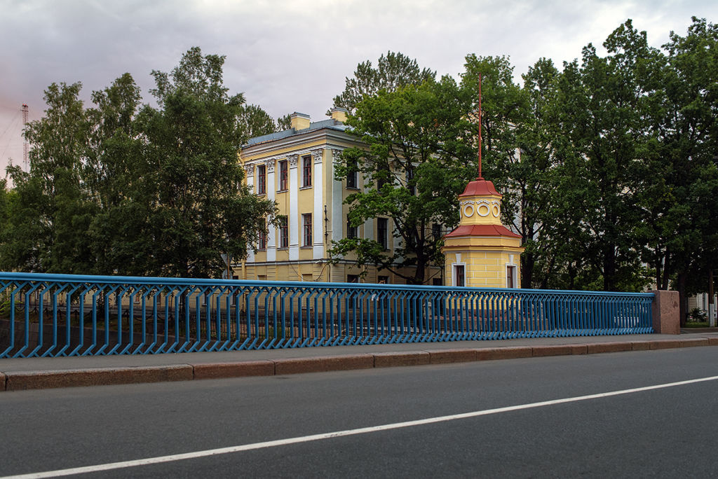 Рядом с мостом расположен Футшток и Памятник блокадной корюшке