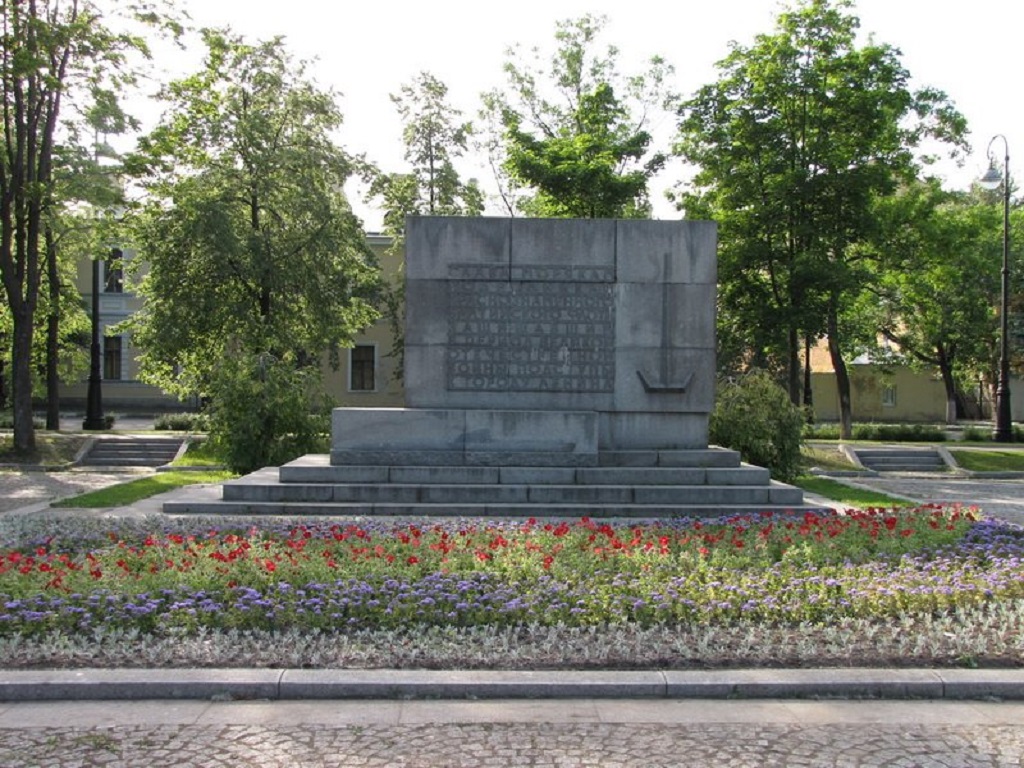 Памятник героям-подводникам в центре сквера