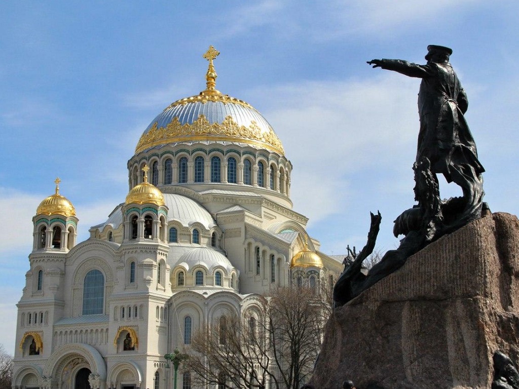 Здание завораживает монументальностью