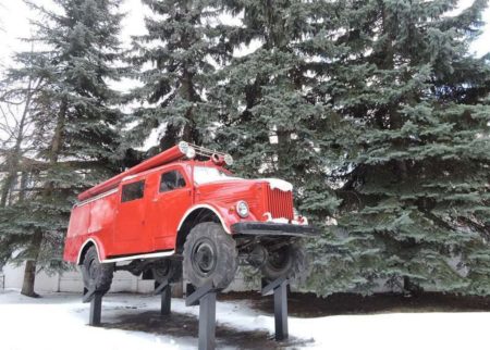 Памятник пожарной машине