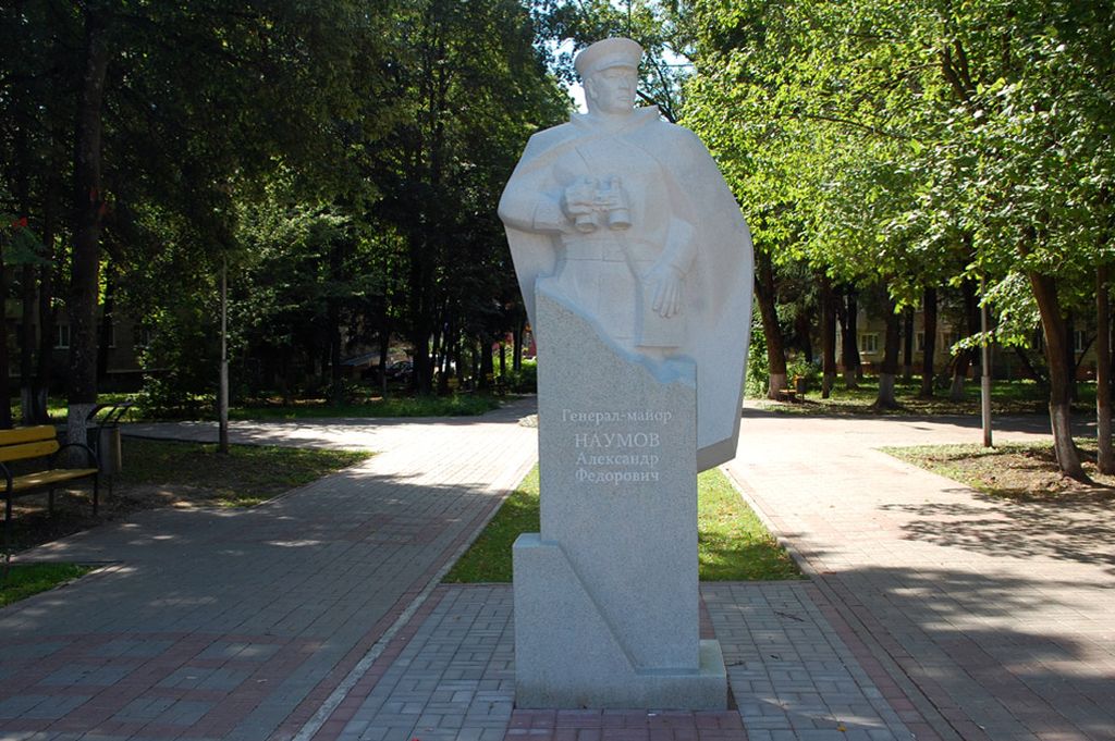 В начале сквера расположен Большой фонтан с подсветкой и цветомузыкой