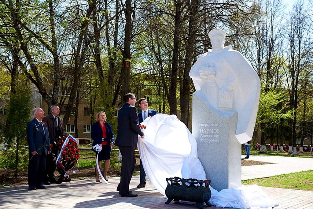 В парке также расположен памятник генералу Александру Федоровичу Наумову