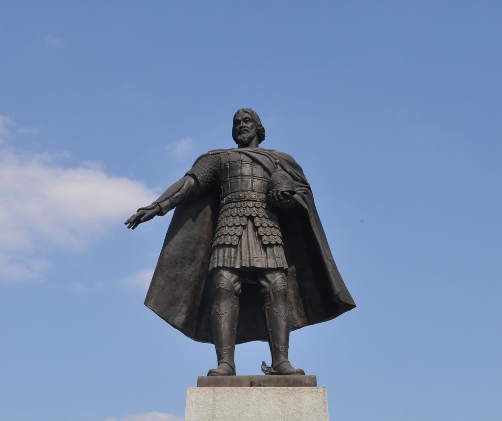 Памятник был возведен в 2009 году, когда отмечалось 670-летие города
