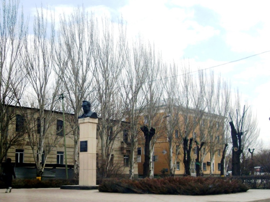 Памятник основателю города Ф. Логинову